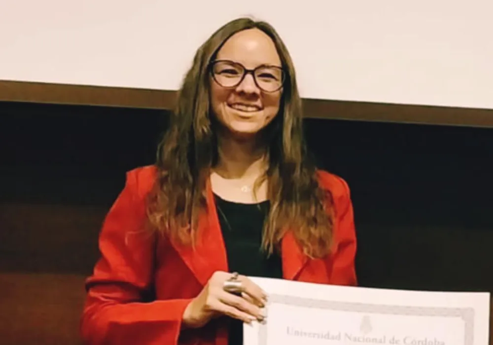 Ab. Diamela Belén Cravero con su título de abogada de la Universidad Nacional de Córdoba